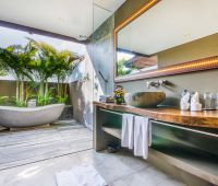 Villa Yoga Seminyak, Baño principal